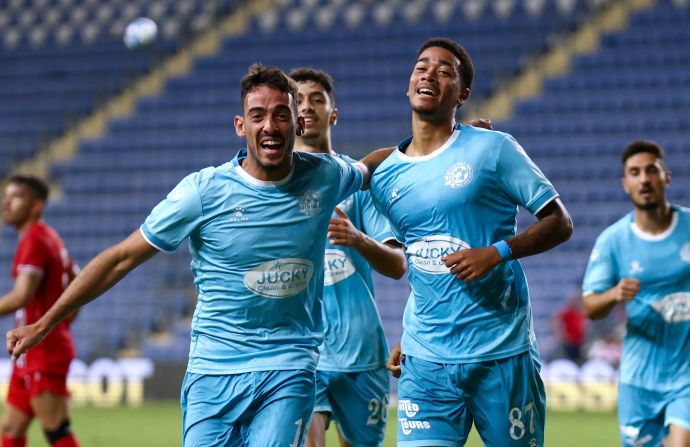 עידן טוקלומטי עם מאור לוי שחקני מכבי פתח תקוה חוגגים