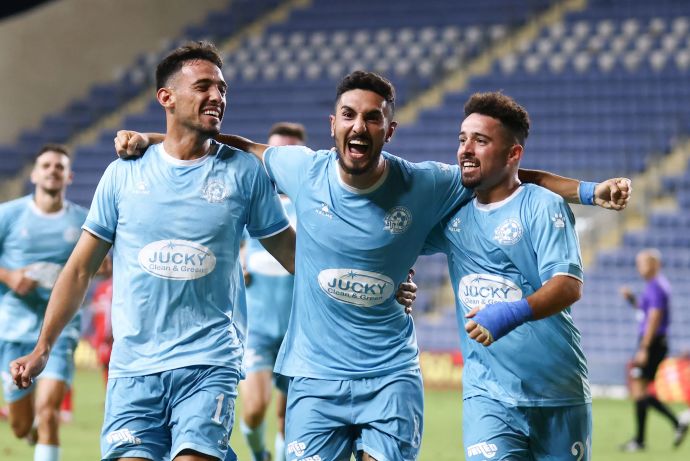 מוטי ברשצקי, אנאס מחאמיד, מאור לוי שחקני מכבי פתח תקוה חוגגים