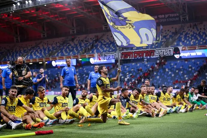 שחקני בני ריינה חוגגים