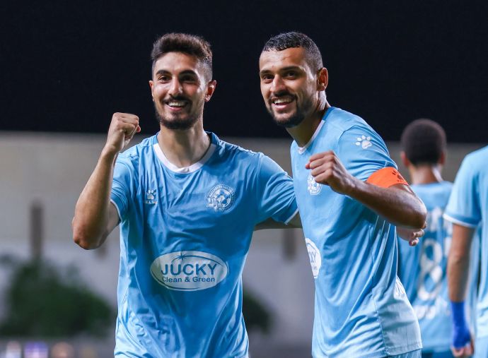 מוחמד הינדי (מימין) עם אנאס מחאמיד שחקני מכבי פתח תקוה