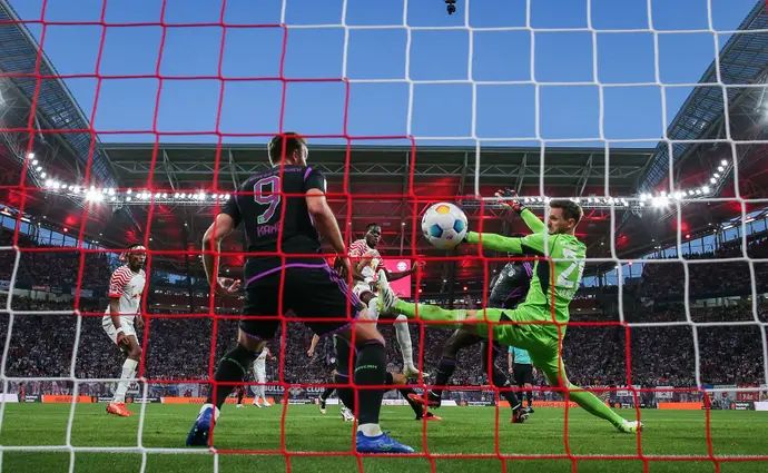 סוון אולרייך סופג שער במדי באיירן מינכן מול ר.ב. לייפציג