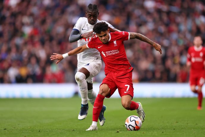 שחקן ליברפול לואיס דיאס לפני שחקן טוטנהאם איב ביסומה