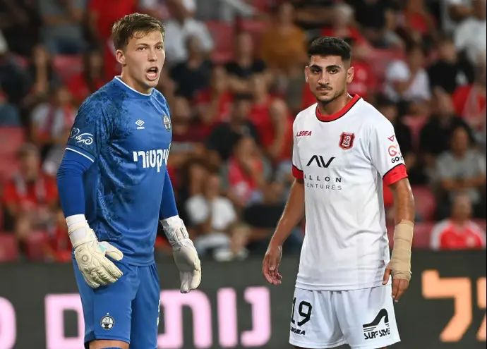 ניב אליאסי שוער הפועל באר שבע לצד עידן דהן הפועל ירושלים