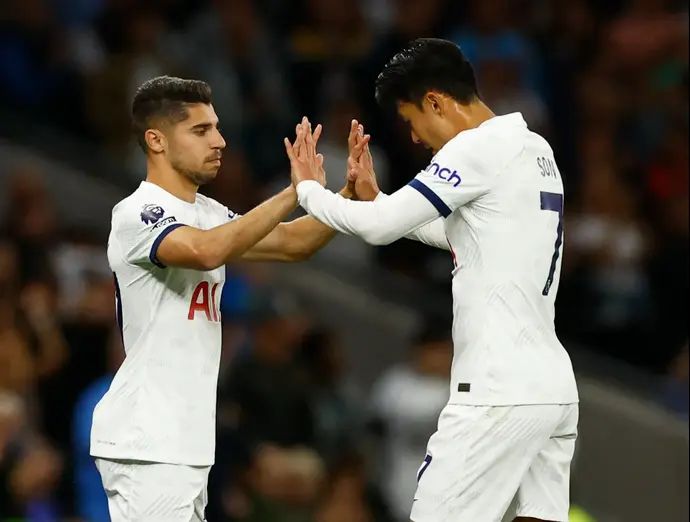 שחקן טוטנהאם מנור סולומון מחליף את יונג מין סון