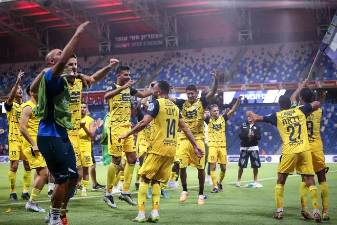 שחקני בני ריינה חוגגים