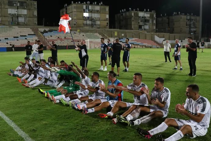 שחקני הפועל חדרה חוגגים