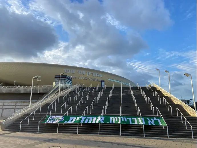 שלטים עם הכיתוב "לא עבריינים. אוהדים"