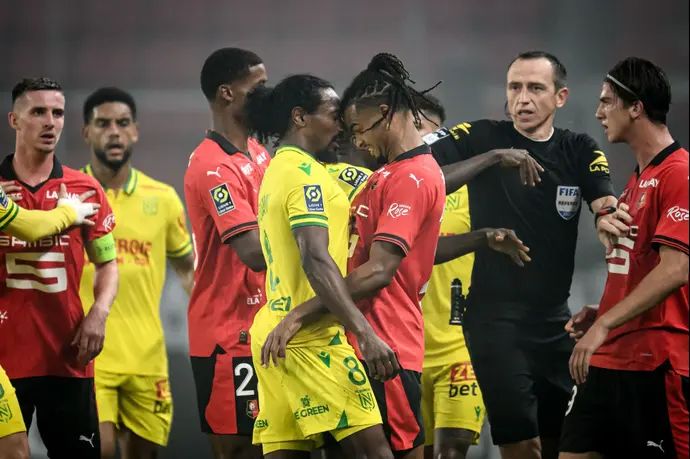 לורנז אסיניון שחקן רן בעימות עם סמואל מוטוסאמי שחקן נאנט