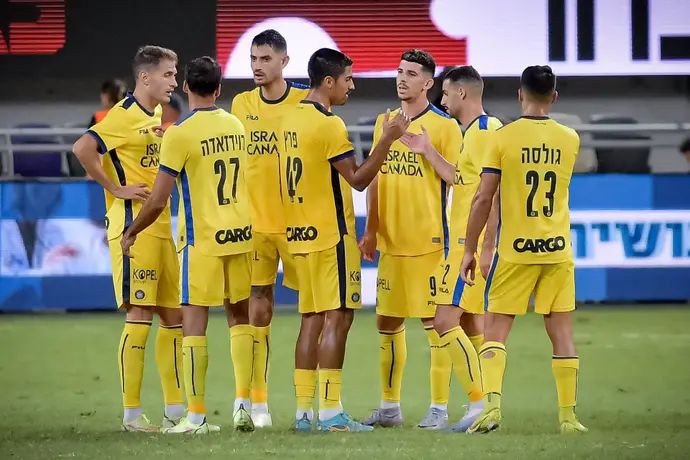 שחקני מכבי תל אביב חוגגים