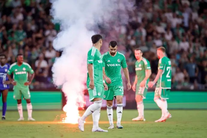 מחמוד ג'אבר שחקן מכבי חיפה, מאחוריו אבוקה שנזרקה למגרש