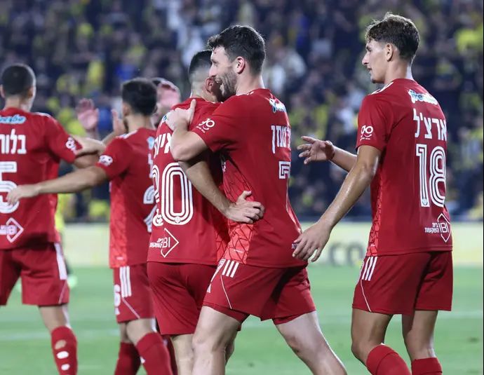 טל ארצ'ל חוגג עם עומרי אלטמן את השער של שחקן הפועל תל אביב הישאם לאיוס