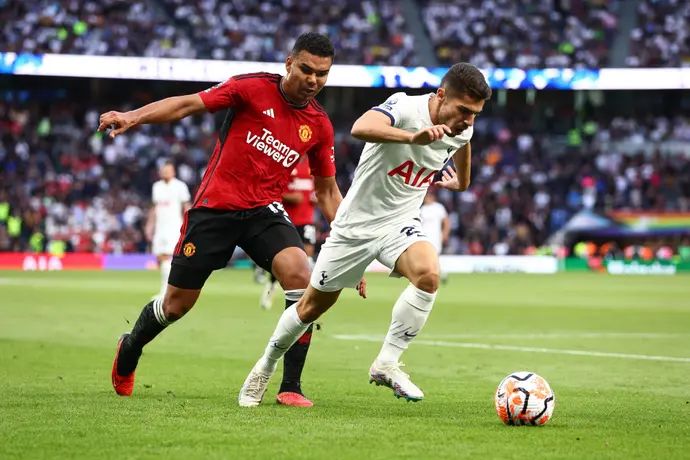 שחקן טוטנהאם מנור סולומון נשמר על ידי שחקן מנצ'סטר יונייטד קאסמירו