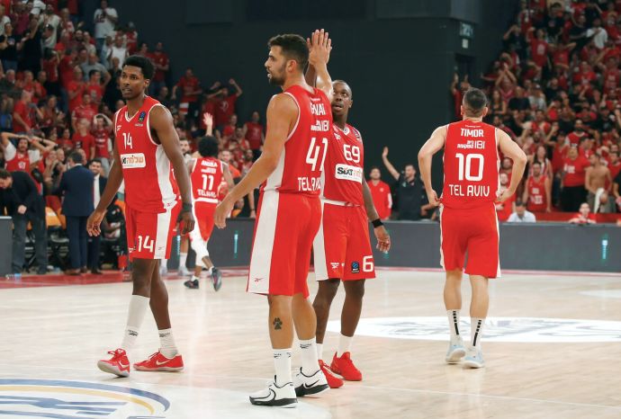 תומר גינת לצד ג'ייקובן בראון הפועל תל אביב