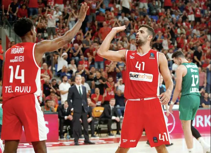 תומר גינת לצד ג'יילן הורד הפועל תל אביב