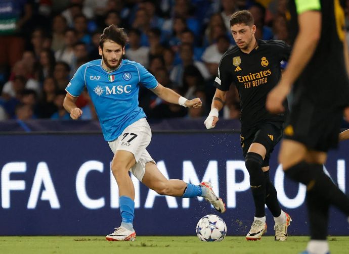 שחקן ריאל מדריד פדריקו ואלוורדה מול שחקן נאפולי חביצ'ה קברצחליה