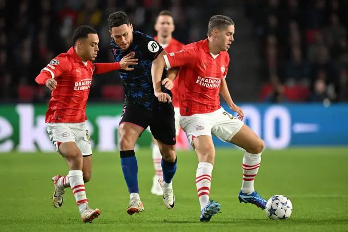 לוקאס אוקמפוס סביליה לצד סרג'יניו דסט פ.ס.וו איינדהובן