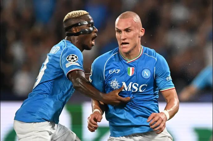 שחקן נאפולי לאו אוסטיגרד חוגג עם ויקטור אוסימן