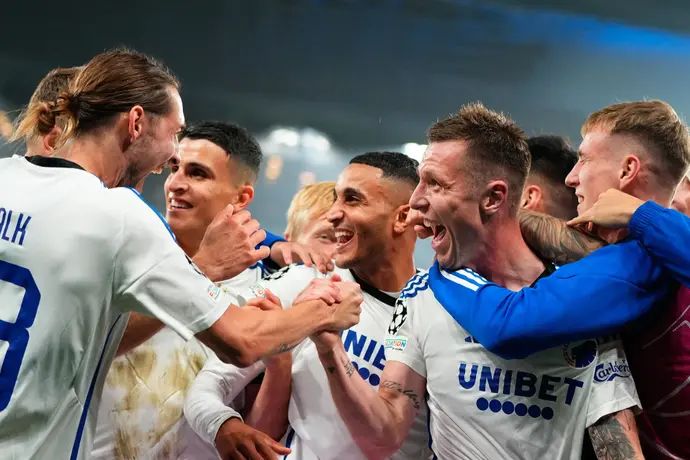 לוקאס לראגר חוגג יחד עם שחקני פ.צ. קופנהאגן