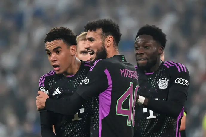 שחקן באיירן מינכן ג'מאל מוסיאלה חוגג עם נוסייר מזראווי, אלפונסו דייויס