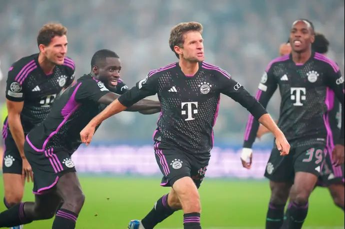 חלוץ באירן מינכן תומאס מולר חוגג אחרי שבישל את שער הניצחון מול קופנהאגן