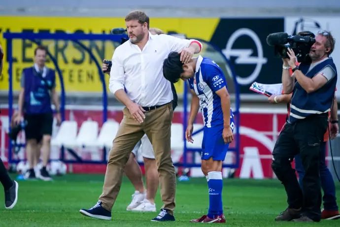 שחקן גנט, הונג יון-סוק עם המאמן היין ואנהאברוק