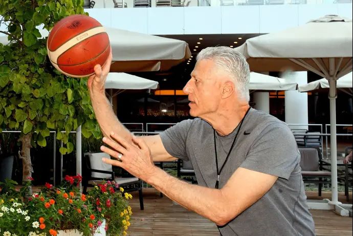 מיקי ברקוביץ באימון קליעות לסל לדיירי מגדלי הים התיכון