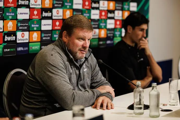 היין ואנהאזברוק מאמן גנט במסיבת עיתונאים