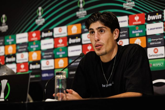 עומרי גנדלמן שחקן גנט במסיבת עיתונאים