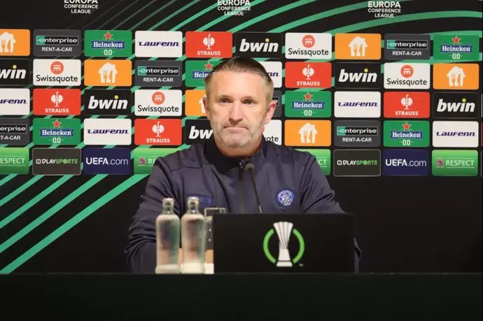 רובי קין מאמן מכבי תל אביב במסיבת עיתונאים