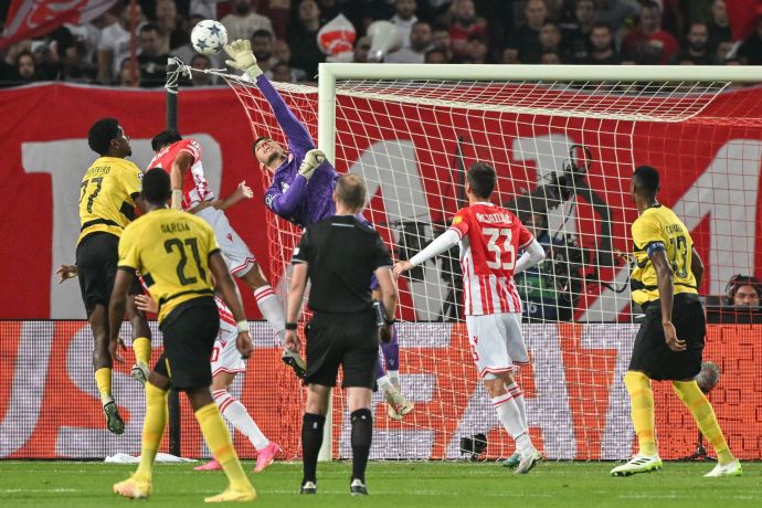 עומרי גלזר שוער הכוכב האדום בלגרד בפעולה מול יאנג בויז