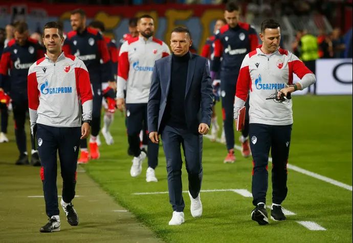 ברק בכר מאמן הכוכב האדום בלגרד לצד גיא צרפתי גיא וייזינגר