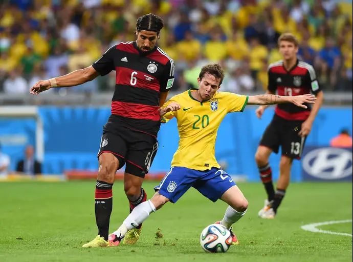ברנרד נבחרת ברזיל לצד סמי חדירה נבחרת גרמניה מונדיאל 2014