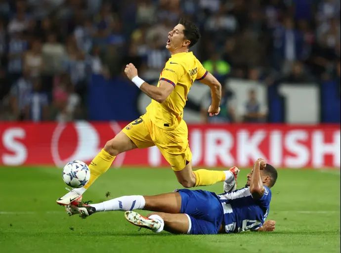 רוברט לבנדובסקי שחקן ברצלונה מוכשל על ידי דויד קארמו שחקן פורטו