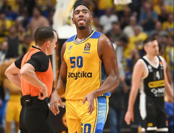 שחקן מכבי תל אביב בונזי קולסון