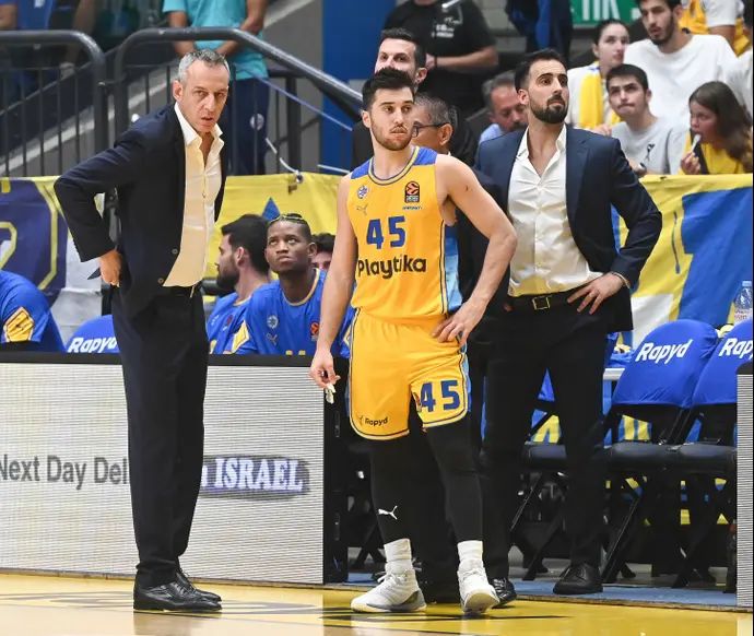 מאמן מכבי תל אביב עודד קטש לצד תמיר בלאט