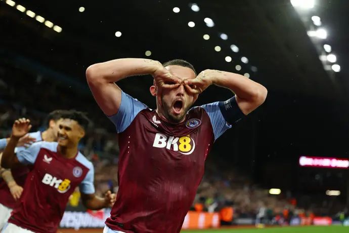 ג'ון מקגין שחקן אסטון וילה חוגג שער