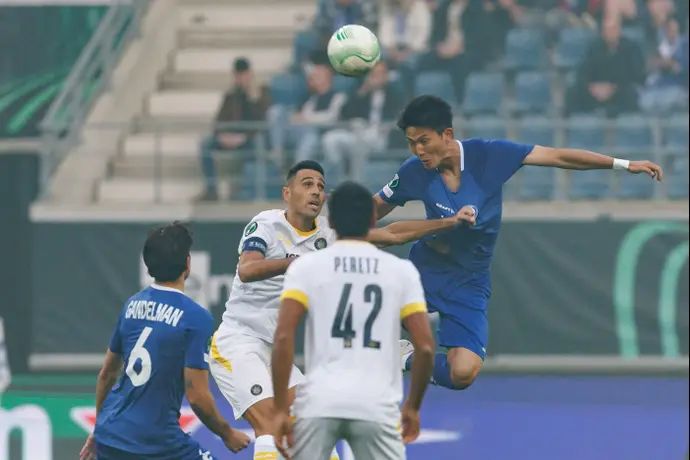 שחקן גנט, צויושי ווטנאבה מול שחקן מכבי תל אביב, ערן זהבי