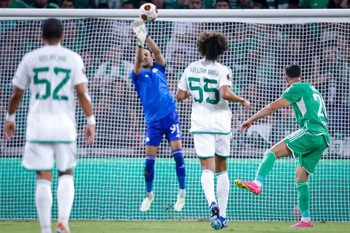 אלברטו בריניולי שוער פנאתינייקוס הודף