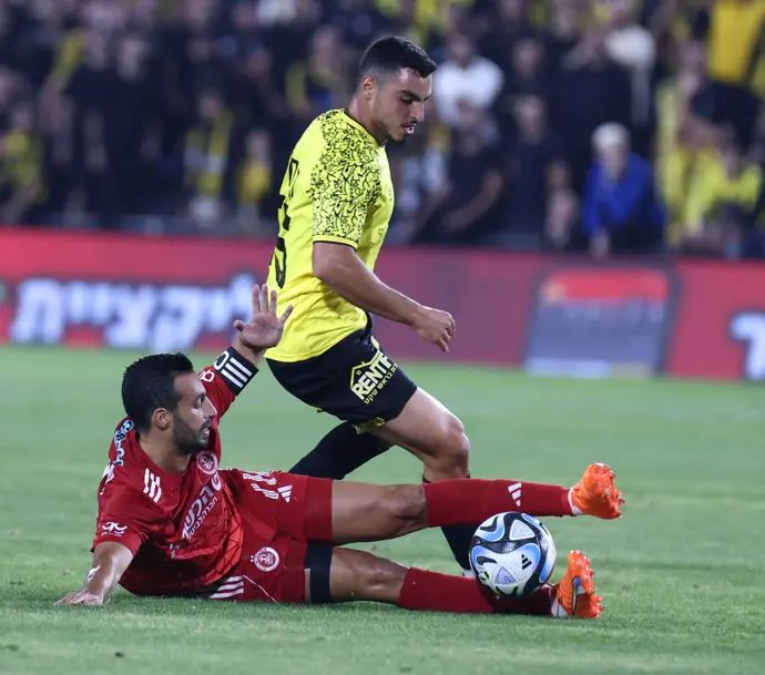 עומר קורסיה בית"ר ירושלים לצד דן איינבינדר הפועל תל אביב