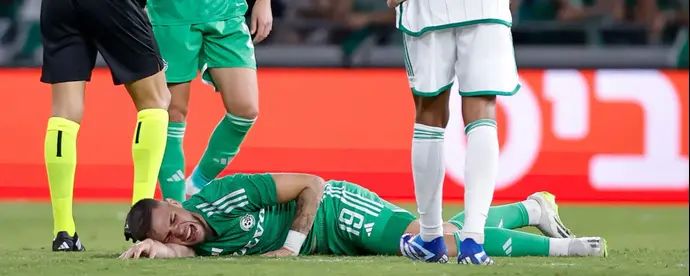 אריק שוראנוב שחקן מכבי חיפה פצוע על הדשא