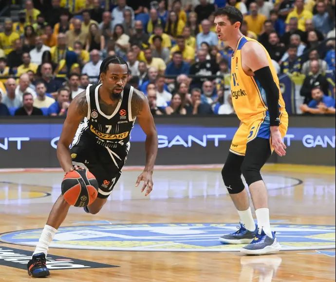 שחקן פרטיזן בלגרד קווין פאנטר מול שחקן מכבי תל אביב ג'ייק כהן