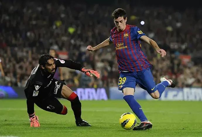 דודו אוואט שוער מאיורקה (שמאל) איסק קואנקה שחקן ברצלונה