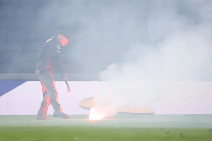 אבוקה שנזרקה לכר הדשא על ידי אוהדי בני סכנין