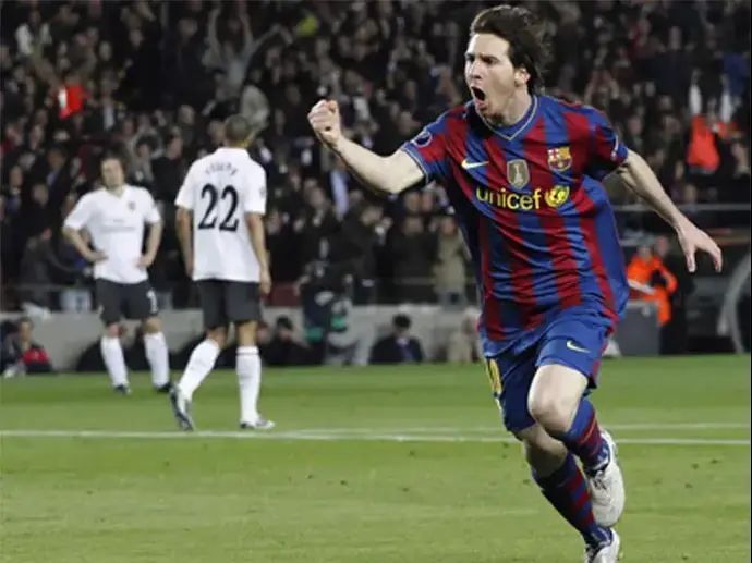 שחקן ברצלונה לאונל מסי חוגג שער מול ארסנל