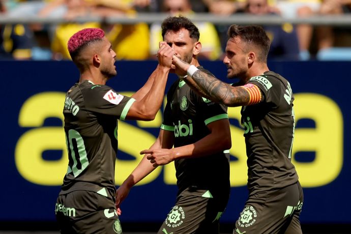 שחקני ג'ירונה חוגגים עם אלש גרסיה, מימין