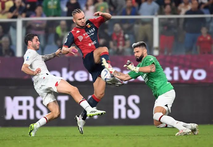 אוליבייה ז'ירו בשערה של מילאן עוצר את גאורגה פושקאש שחקן גנואה