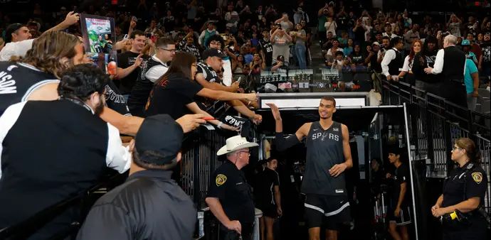 שחקן סן אנטוניו ספרס ויקטור וומבניאמה