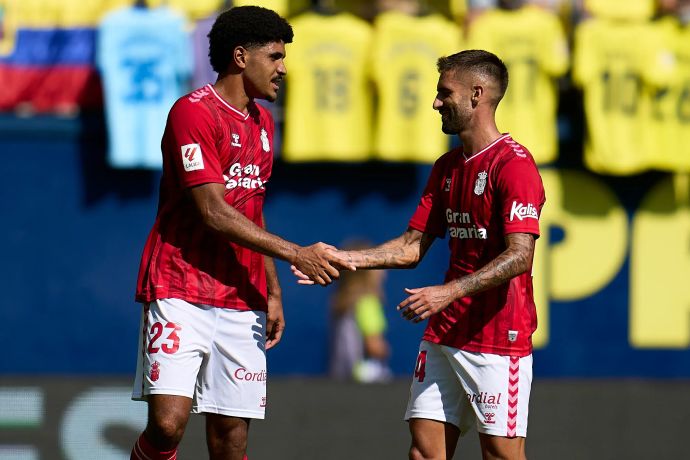 פחינו (מימין) עם סאול קוקו שחקני לאס פלמאס חוגגים