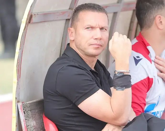 ברק בכר מאמן הכוכב האדום בלגרד עם סרט שחור