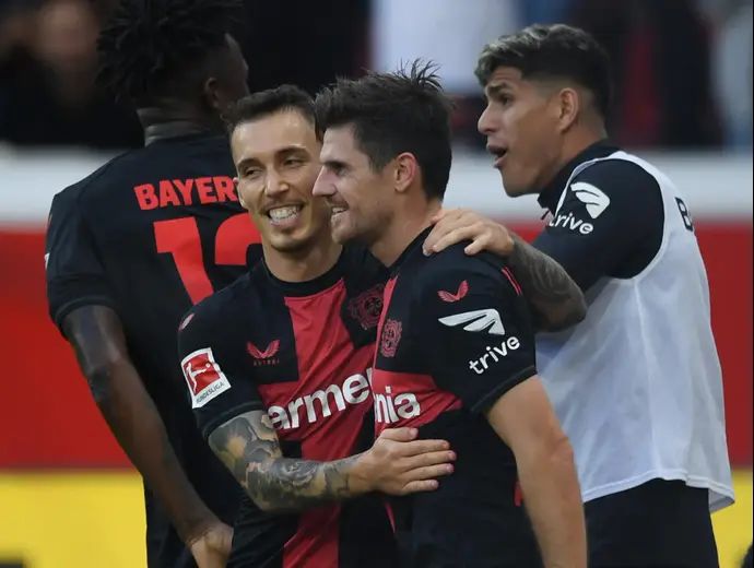 שחקן באייר לברקוזן יונאס הופמן חוגג עם אלכס גרימאלדו